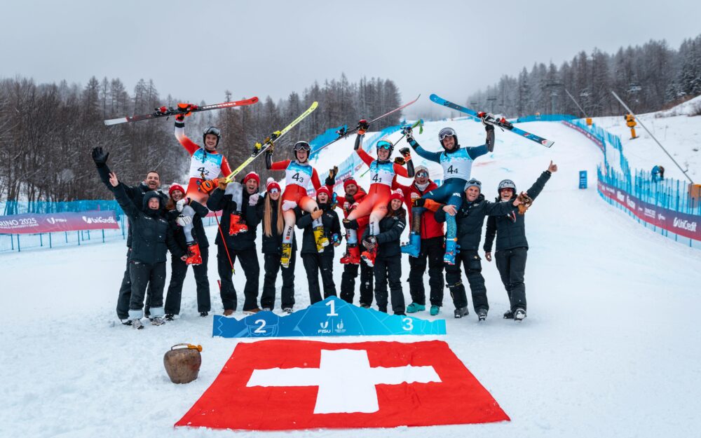 Jubel über die Team-Silbermedaille beim Schweizer Team an den World University Games in Torino/Bardonecchia. – Foto: Swiss University Sports