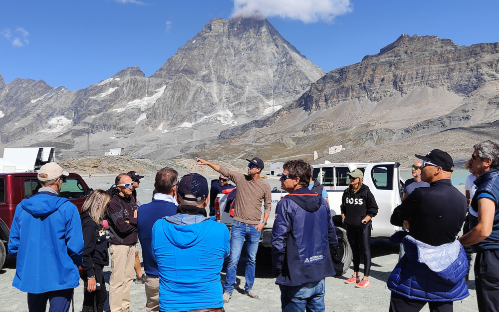 Leute des Organisationskomitees, der FIS, der SRG und der nationalen Verbände aus der Schweiz und Italien begutachten die Vorarbeiten für das "Matterhorn-Rennen". – Fotos: zvg/speedopening.com