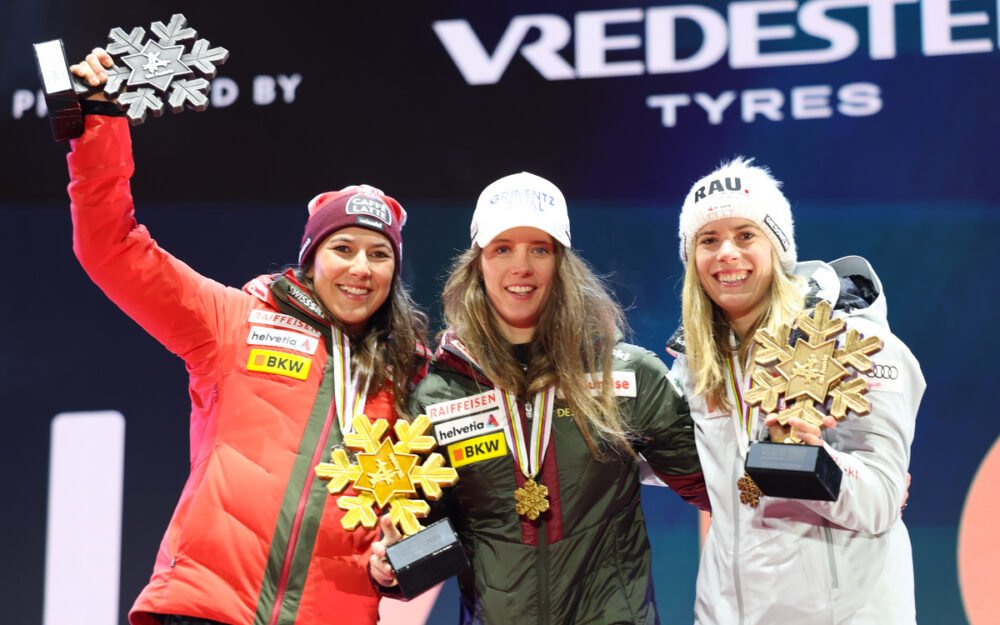 Camille Rast  (Mitte) fährt zu WM-Gold. Silber geht an Wendy Holdener (links) und Bronze sichert sich Katharina Liensberger. – Foto: GEPA pictures