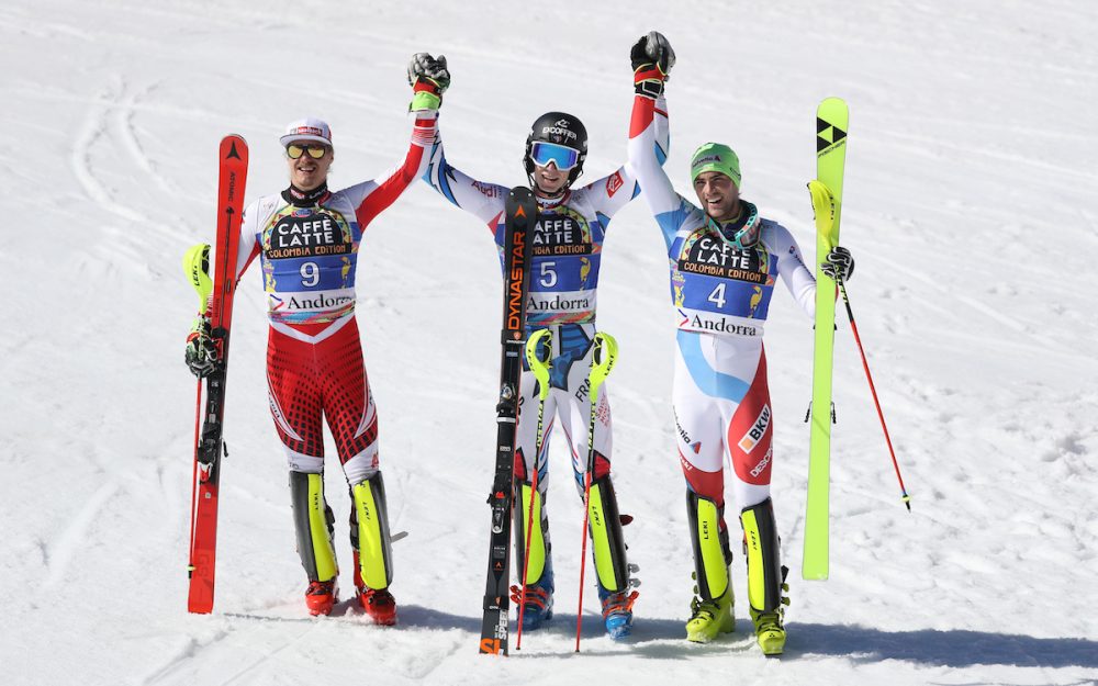 Danaiel Yule (rechts), Manuel Feller (links) und Clement Noel bilden das letzte Siegertrio des Weltcup-Winters 2018/19. – Foto: GEPA pictures