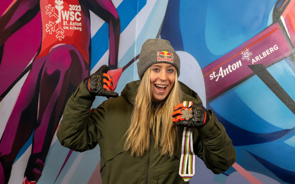 Da war Lara Colturis Welt noch in Ordnung: in St. Anton (AUT) wird sie Junioren-Weltmeisterin im Super-G. – Foto: GEPA pictures