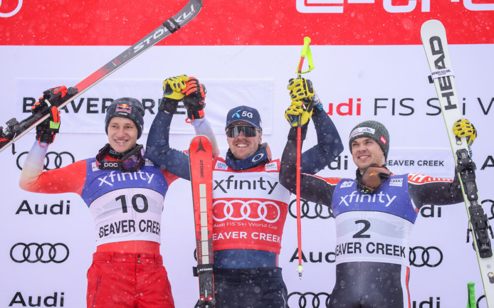 Marco Odermatt (links), Aleksander Aamodt Kilde (Mitte) und James Crawford lassen sich feiern. – Foto: GEPA pictures