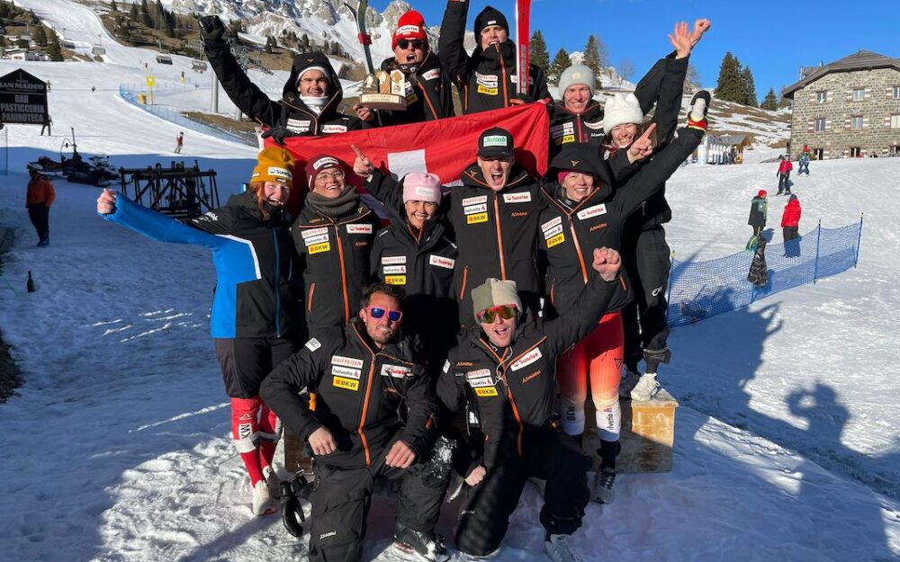 Das Schweizer EC-Team mit Margaux Dumont und Alex Marro (hinten, Mitte). – Fotos: zvg / Swiss Ski