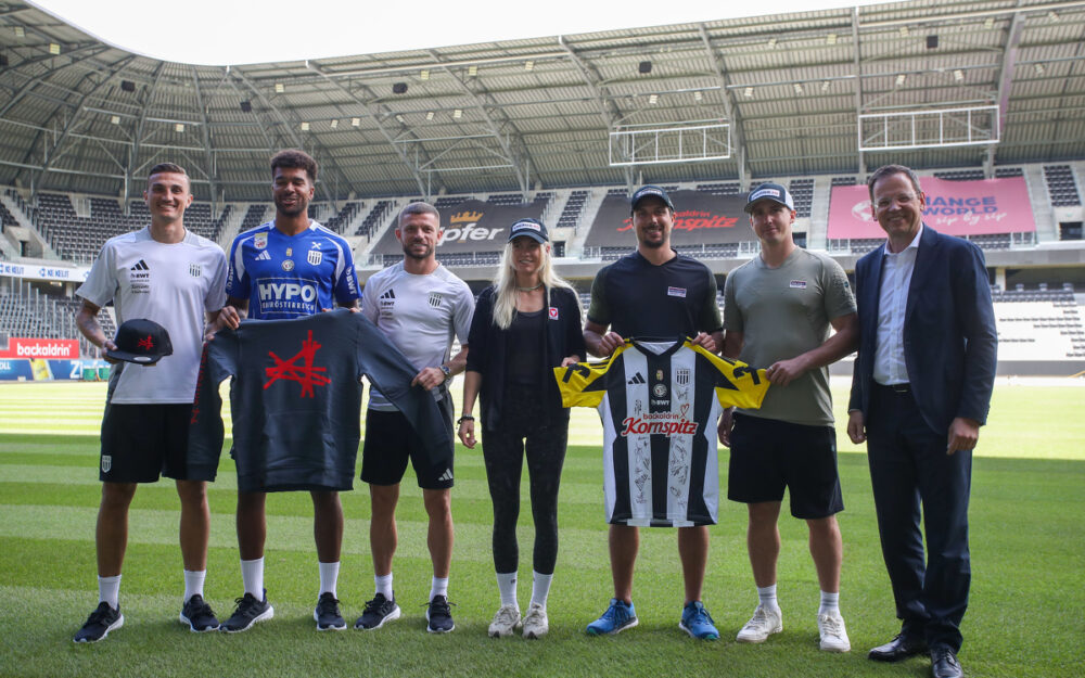 Leibchen- respektive Hoodie-Tausch zwischen den LASK-Kickern (v.l.) Philipp Ziereis, Tobias Lawal, Valon Berisha und den Wintersportlerinnen/-sportlern Christina Födermayr, Johannes Rohrweck, Daniel Traxler und Klaus Kumpfmüller (Präsident des oberösterreichischen Landesskiverbandes). – Foto: GEPA pictures