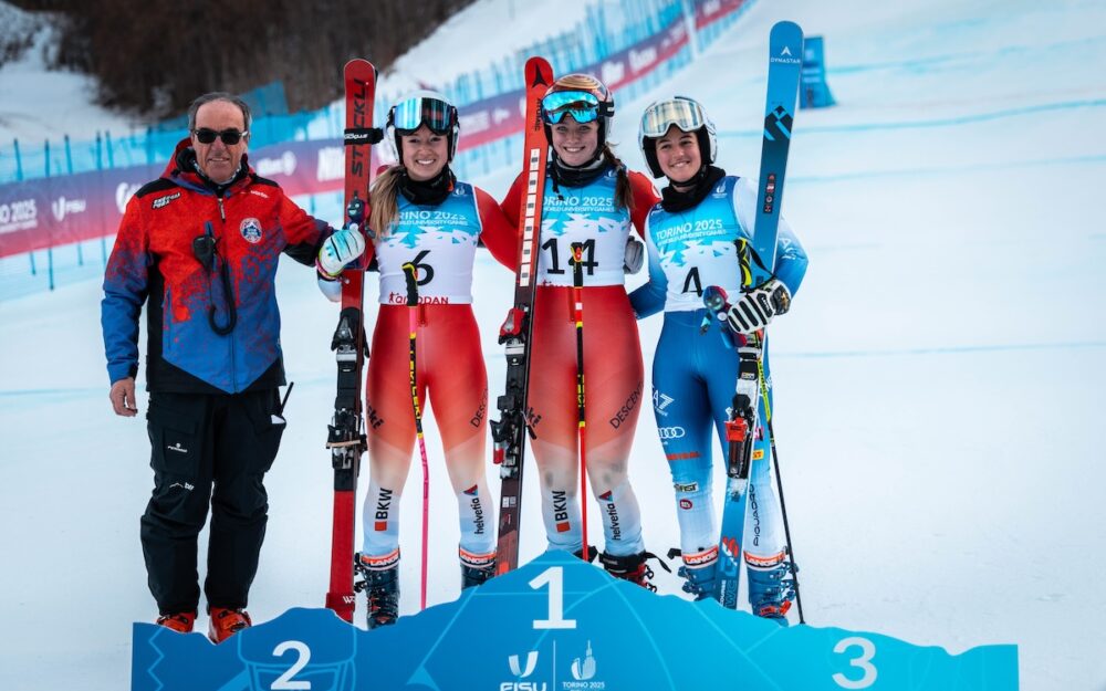 Sue Piller (Mitte) und Delphine Darbellay (links) feiern einen Doppelsieg. – Fotos: Swiss University Sports