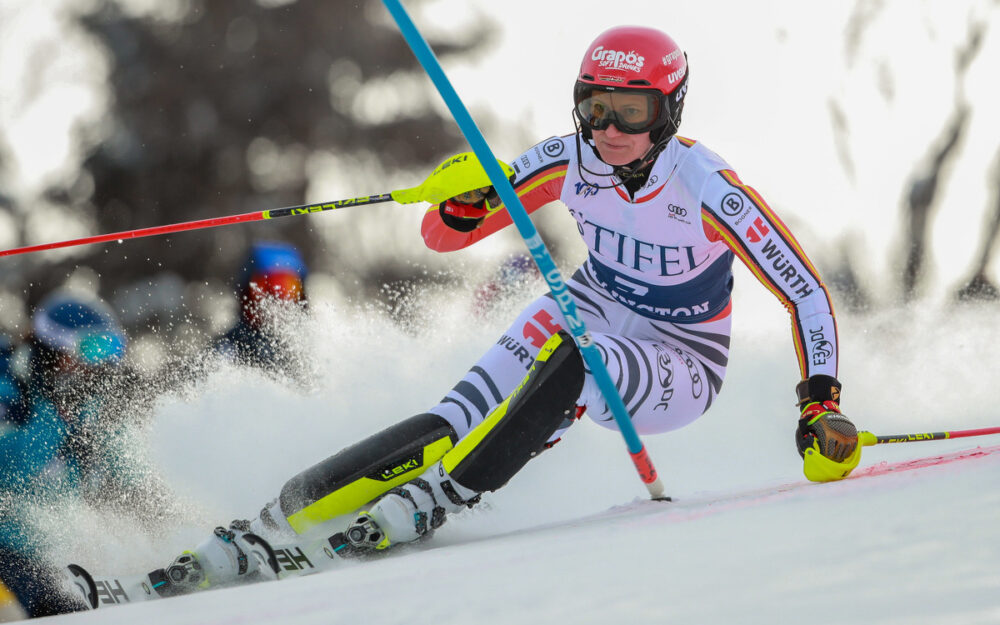 Lena Dürr liegt nach dem 1. Lauf des Weltcup-Slaloms von Killington an der Spitze. – Foto: GEPA pictures