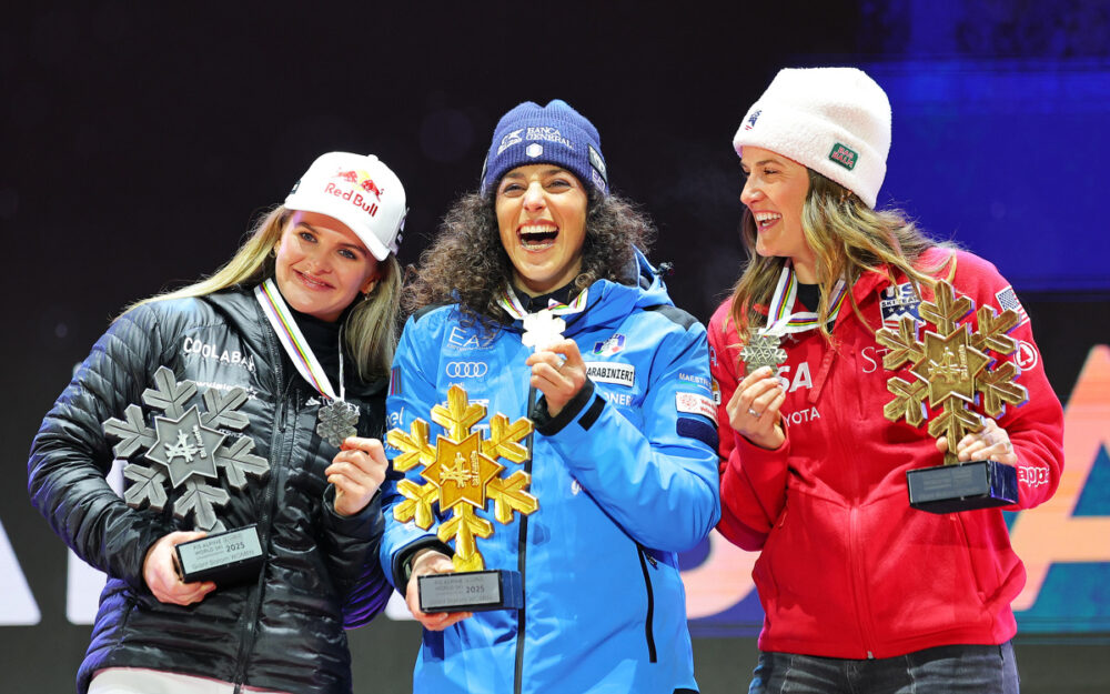 Alice Robinson, Federica Brignone und Paula Moltzan (v.l.) holen die WM-Medaillen im Riesenslalom. – Foto: GEPA pictures