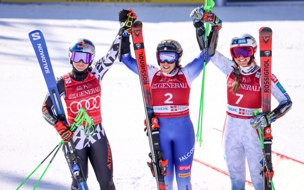 Alice Robinson, Federica Brignone und Thea Louise Stjernesund (v.l.) bilden das Siegerinnen-Trio nach dem ersten WC-Riesenslalom von Sestriere. – Foto: GEPA pictures