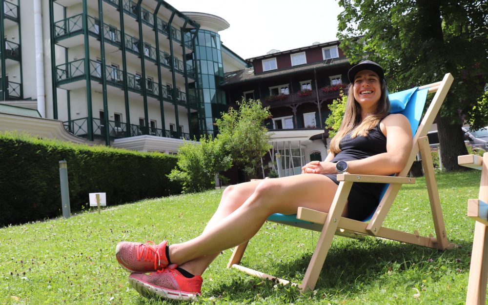 Jasmine Flury vor dem Hotel Schneeberghof in Puchberg (AUT). – Foto: Peter Gerber Plech