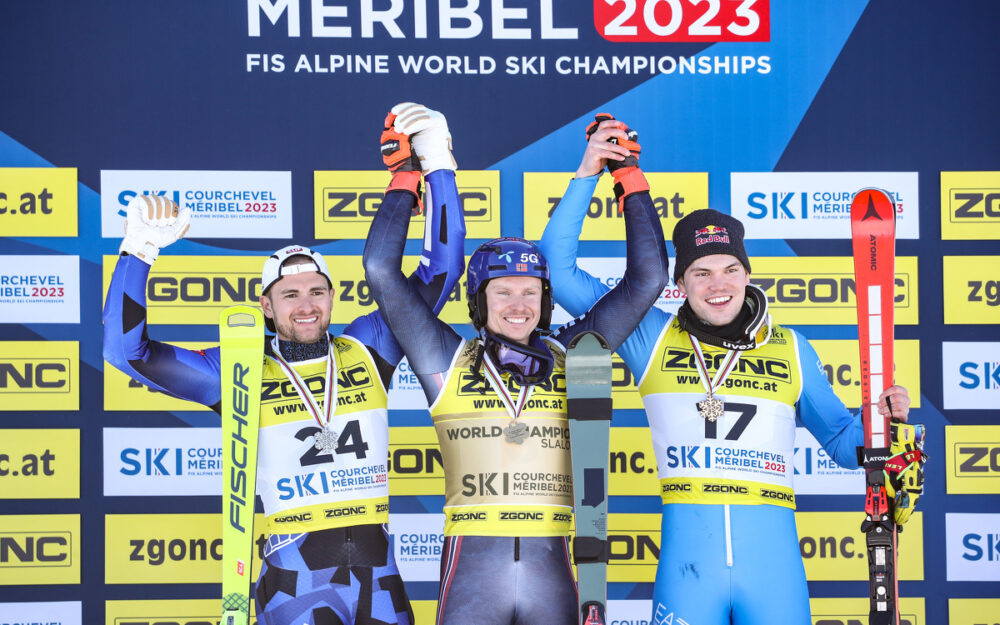 Der letzte Medaillensatz der Ski-Weltmeisterschaften 2023 geht an AJ Ginnis (links), Henrik Kristoffersen (Mitte) und Alex Vinatzer. – Foto: GEPA pictures