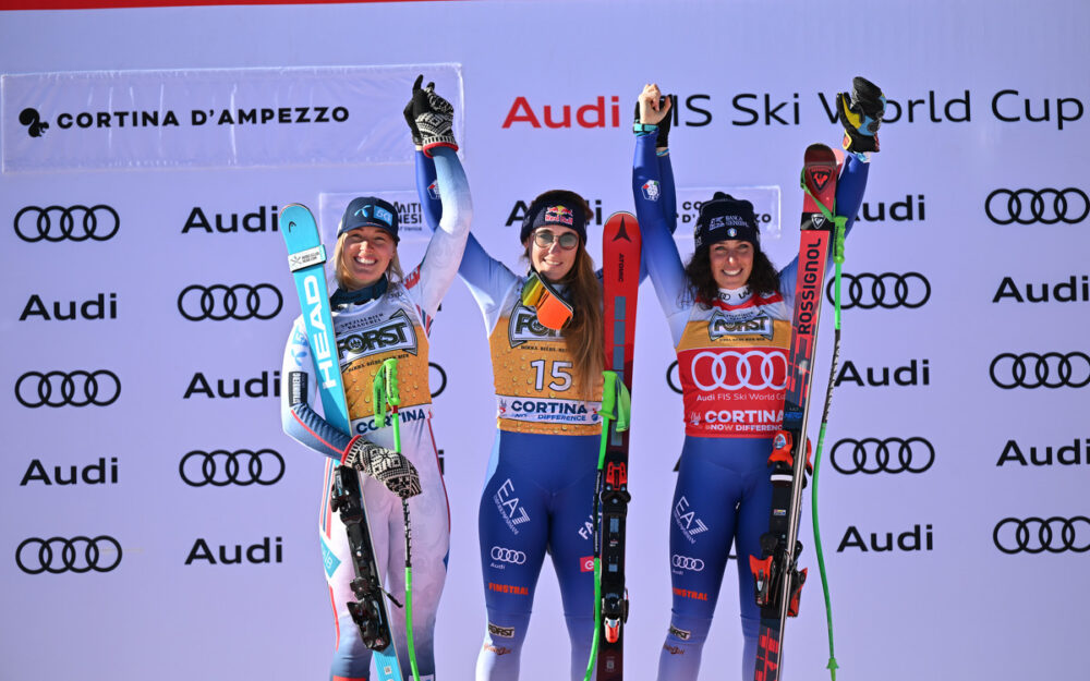 Kajsa Vickhoff Lie, Sofia Goggia und Federica Brignone belegen die Top-Plätze nach der Abfahrt von Cortina. – Foto: GEPA pictures