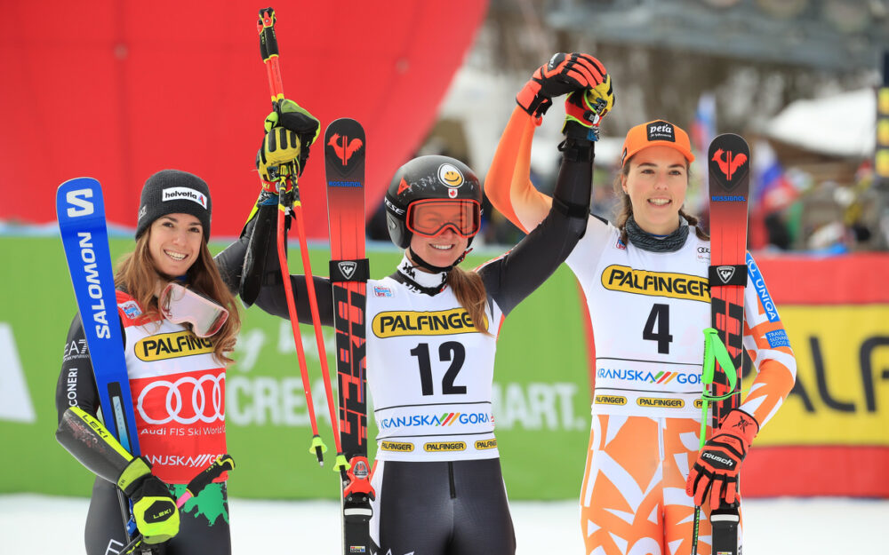 Marta Bassino, Valerie Grenier und Petra Vlhova stellen sich den Fotografen. – Foto: GEPA pictures