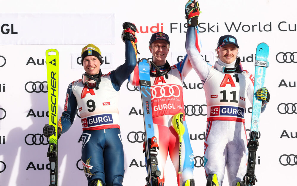 Clement Noel Mitte) gewinnt nach Levi auch den Slalom von Gurgl. Kristoffer Jakobsen (links) und Atle Lie McGrath schaffen den Sprung auf das Podest auch. – Foto: GEPA pictures