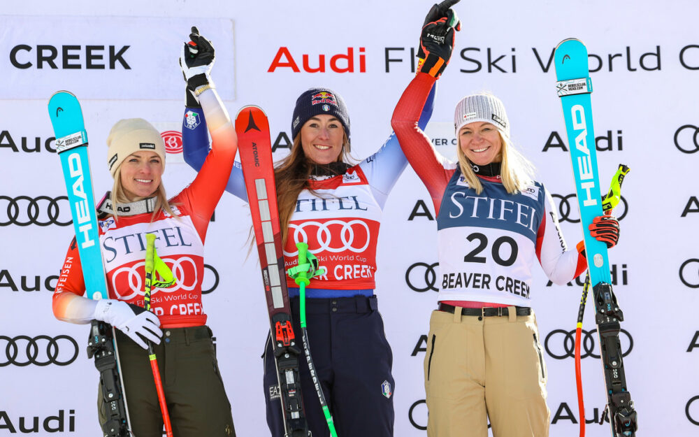 Lara Gut-Behrami, Sofia Goggia und Ariane Rädler (v.l.) freuen sich über die Podestplätze – Foto: GEPA pictures