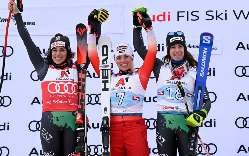 Federica Brignone (links), Lara Gut-Behrami (Mitte) und Marta Bassino lassen sich feiern. – Foto: GEPA pictures