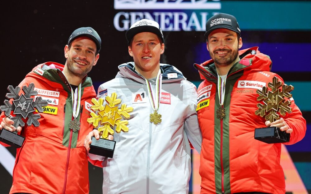 Raphael Haaser (Mitte) holt sich die Goldene, für Loic Meillard (3., rechts) und Thomas Tumler (2., links) gibt es auch je eine Medaille. – Foto: GEPA pictures