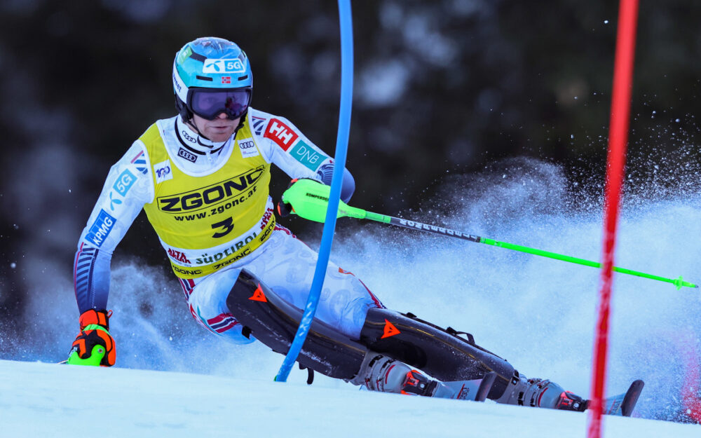 Timon Haugan unterwegs zur Bestzeit im 1. Lauf des Weltcup-Slaloms von Alta Badia. – Foto: GEPA pictures