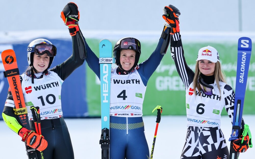 Lara Colturi, Sara Hector und Alice Robinson beim Feiern. – Foto: GEPA pictures