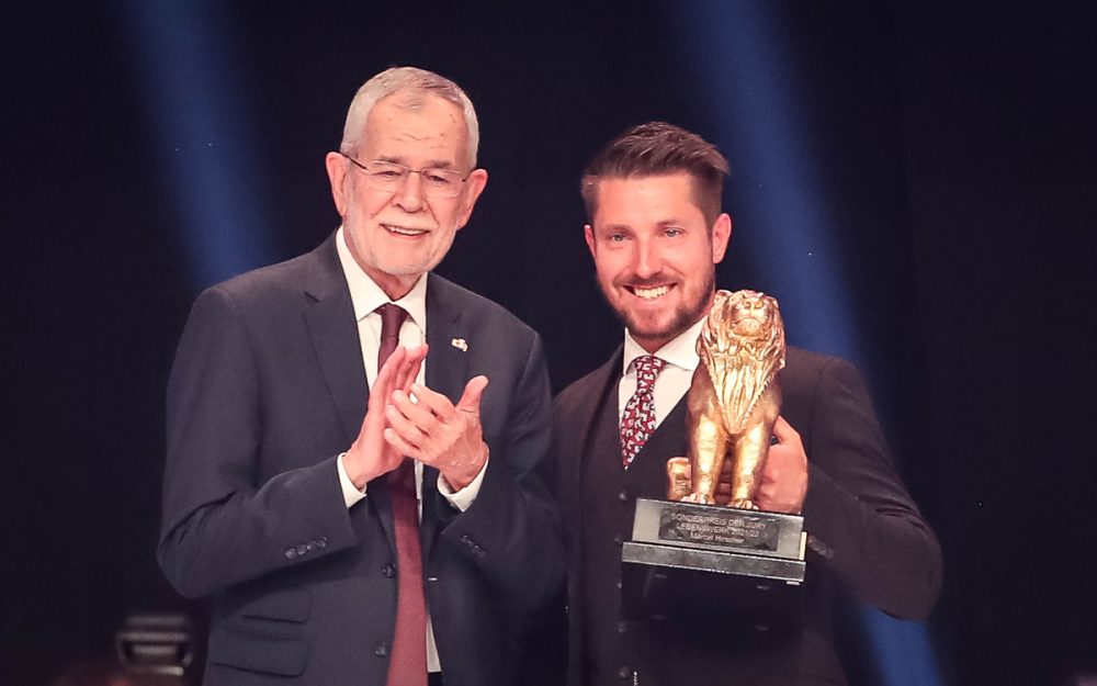 Österreichs Bundespräsident Alexander Van der Bellen hat Marcel Hirscher die Auszeichnung überreicht. – Foto: GEPA pictures