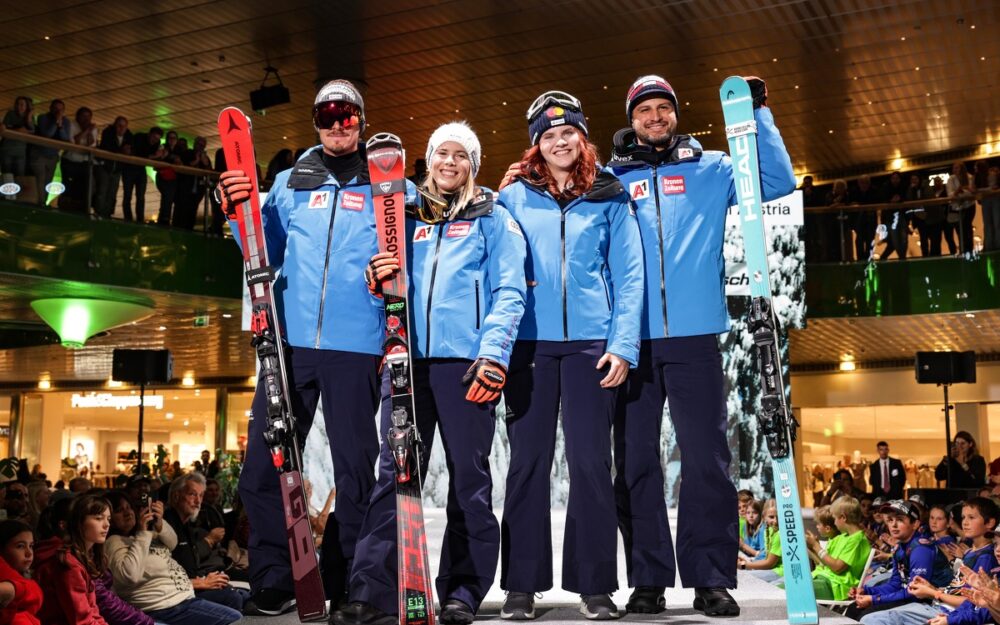 Manuel Feller, Katharina Liensberger, Veronika Aigner (Parasport) und Johannes Strolz präsentieren ihr "blaues Outfit". – Fotos: GEPA pictures