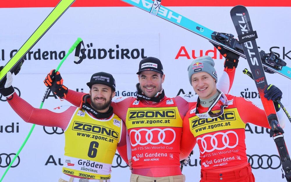 Vincent Kriechmayr (Mitte) gewinnt nach 2019 zum zweiten Mal den Super-G von Val Gardena. Daniel Hemetsberger (links) und Marco Odermatt können sich auch freuen. – Foto: GEPA pictures