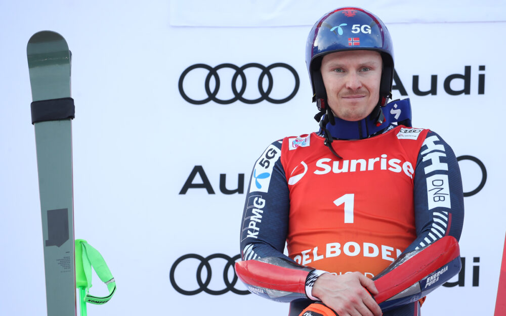 Wieder mit Aufkleber: Henrik Kristoffersen und sein Ski. – Foto: GEPA pictures