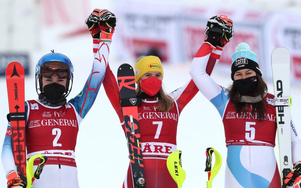 Mikaela Shiffrin (links) und Wendy Holdener (rechts) lassen Premierensiegerin Katharina Liensbeger (Mitte) hochleben. – Foto: GEPA pictures