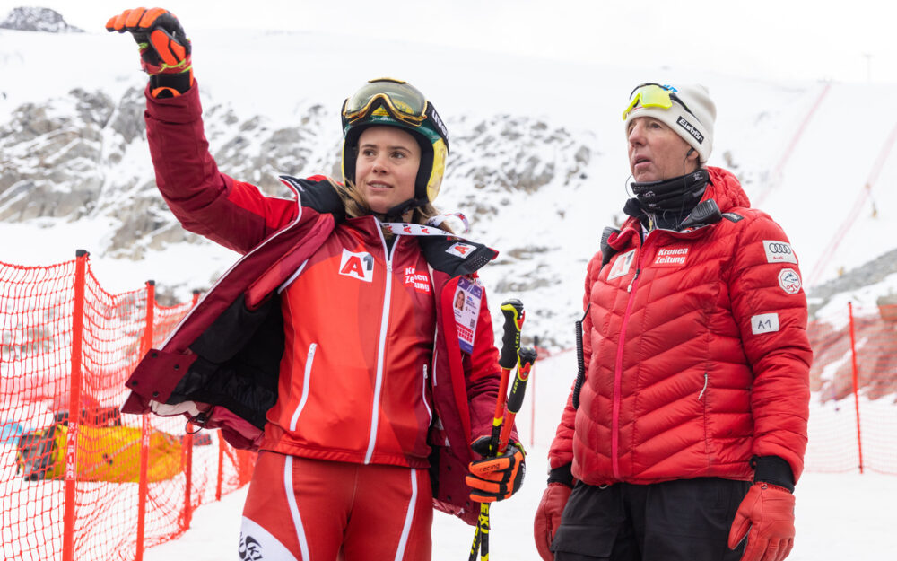 Katharina Liensberger im Gespräch mit Trainer Livio Magoni. – Foto: GEPA pictures