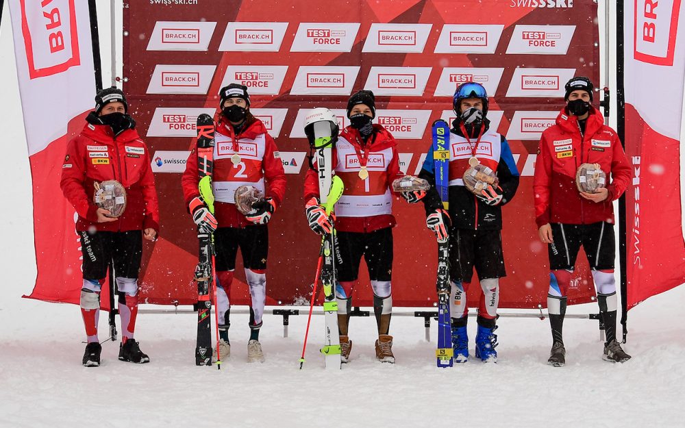 Reto Mächler (Mitte) gewinnt den nationalen U21-Meistertitel im Slalom. – Foto: rk-photography.ch