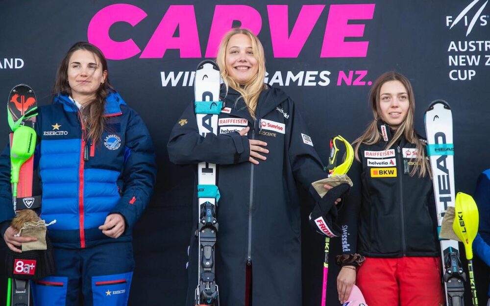 Janine Mächler (Mitte) gewinnt in Coronet Peak vor Lucrezia Lorenzi (links) und Amelie Klopfenstein. – Fotos: zvg Wintergames /  @rossmackay_nz und @sean.beale