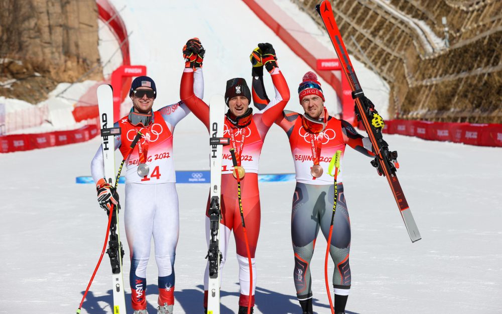 Ryan Cochran-Siegle, Matthias Mayer und Aleksander Aamodt Kilde (v.l.) mit den Medaillen. – Foto: GEPA pictures