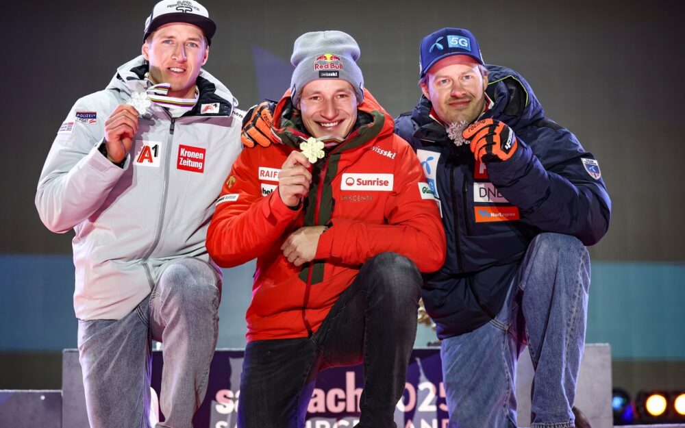 Raphael Haaser, Marco Odermatt und Adrian Smiseth Sejersted (v.l.) bilden das WM-Podest im Super-G. – Foto: GEPA pictures