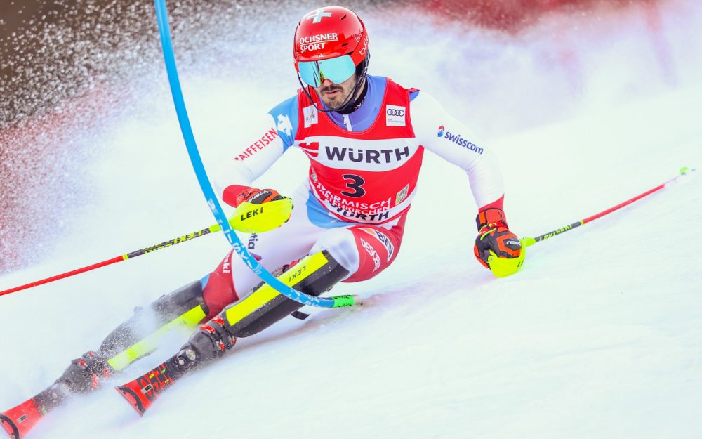 Loic Meillard liegt nach dem 1. Lauf des Weltcup-Slaloms von Garmisch-Partenkirchen an der Spitze. – Foto: GEPA pictures