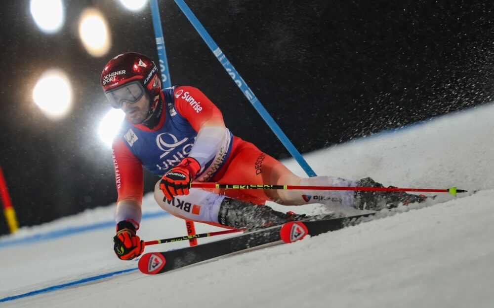 Loic Meillard unter Flutlicht. – Foto: GEPA pictures