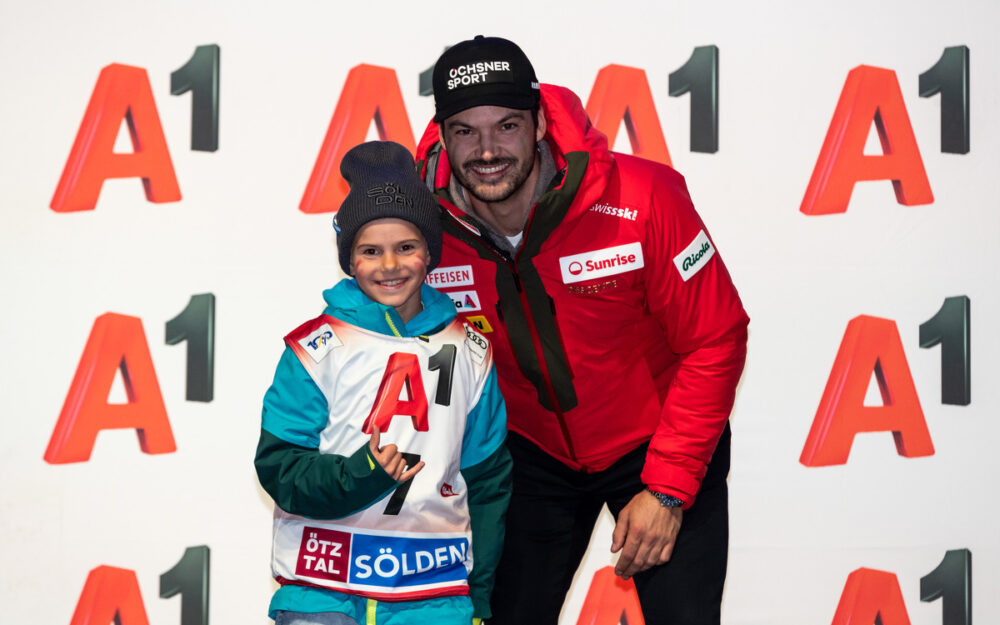 Loic Meillard bei der Startnummernauslosung in Sölden. – Foto: GEPA pictures