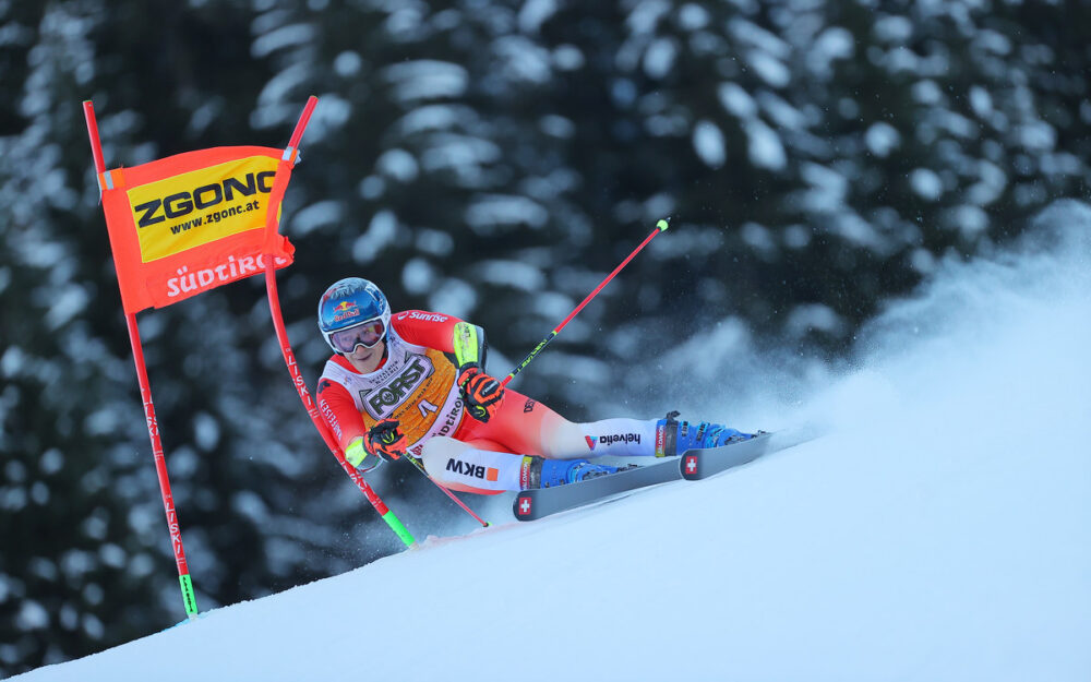 Marco Odermatt liegt nach dem 1. Lauf beim Riesenslalom von Alta Badia voraus. – Foto: GEPA pictures