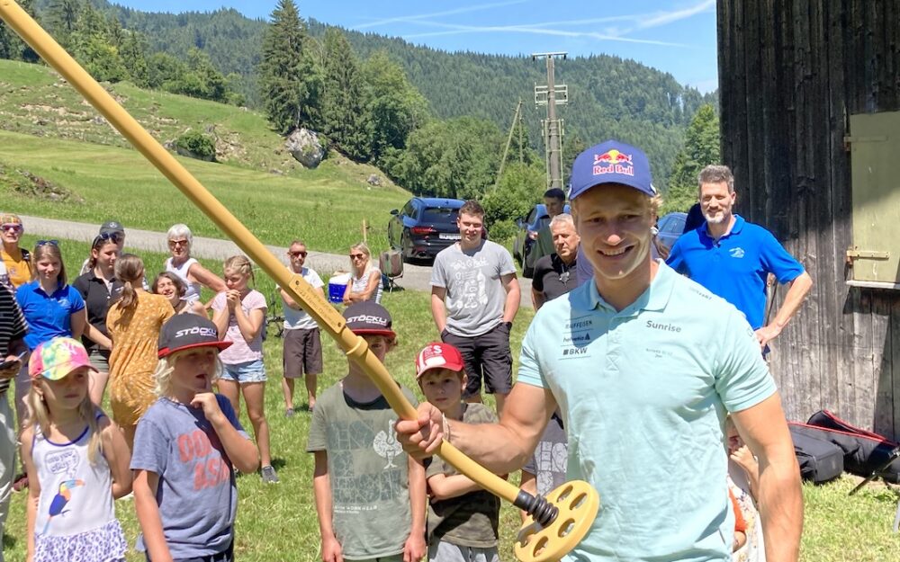 Marco Odermatt mit dem "goldenen Bügel" des Skiclub Hergiswil. – Fotos: zvg