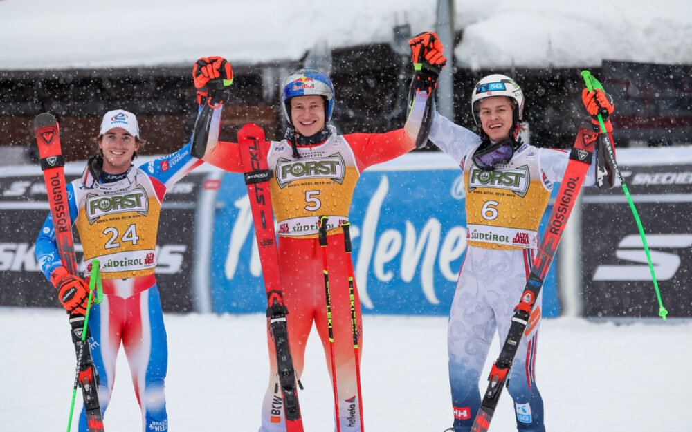 Leo Anguenot, Marco Odermatt und Alexander Steen Olsen (v.l.) lassen sich im Schneetreiben von Alta Badia feiern. – Foto: GEPA pictures