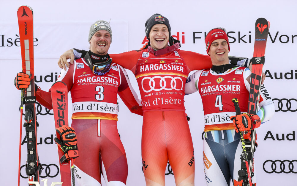 Marco Odermatt (Mitte) gewinnt in Val d'Isère vor Manuel Feller (links) und Zan Kranjec. – Foto: GEPA pictures