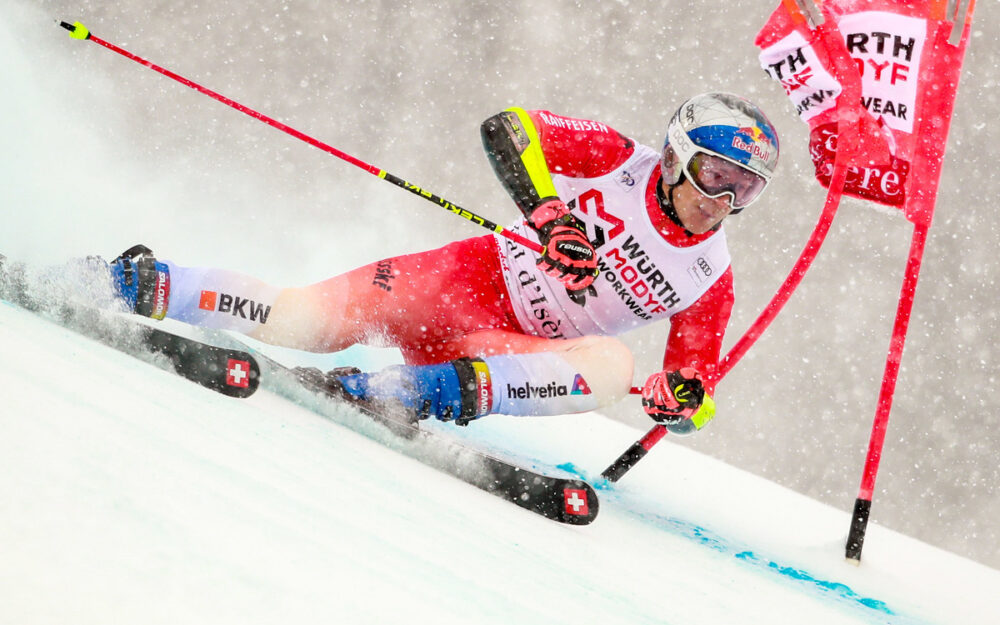 Marco Odermatt im Schneetreiben von Val d'Isère unterwegs zur Bestzeit. – Foto: GEPA pictures