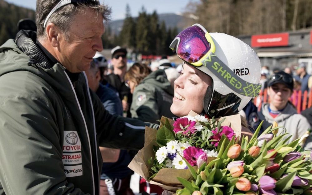 Katerina Paulathova wird nach dem Riesenslalom an den tschechischen Meisterschaften verabschiedet. – Foto: Instagram czechski_alpine