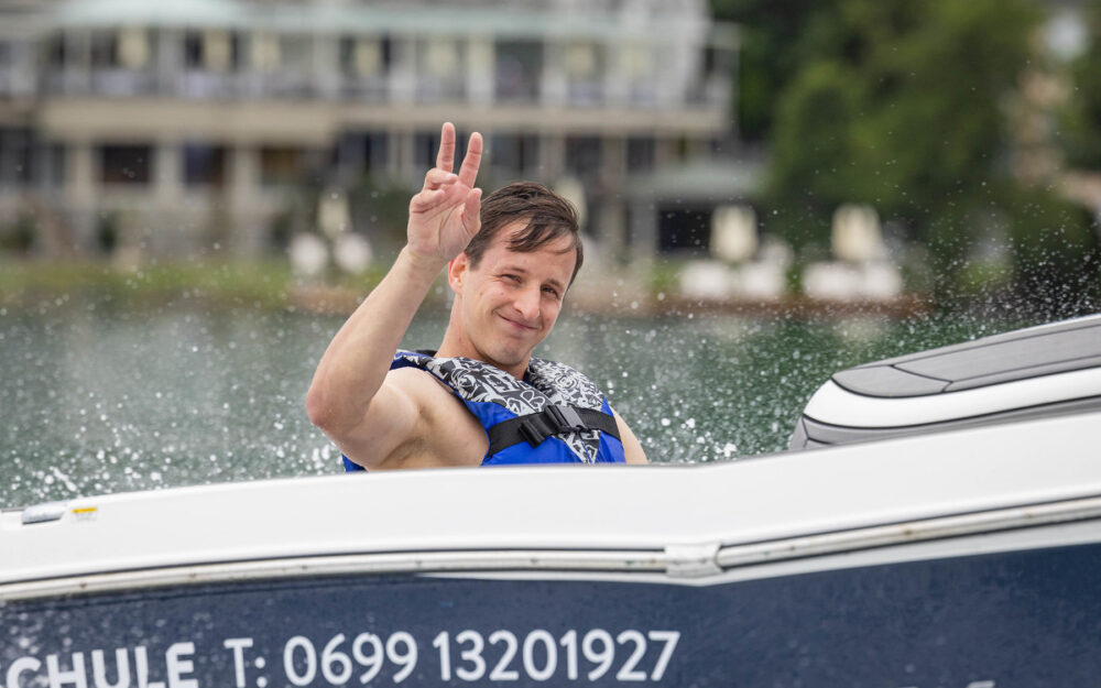 Adrian Pertl, hier beim Wassersport im Rahmen des Sommer-Trainingslagers in Pörtschach. – Foto: GEPA pictures