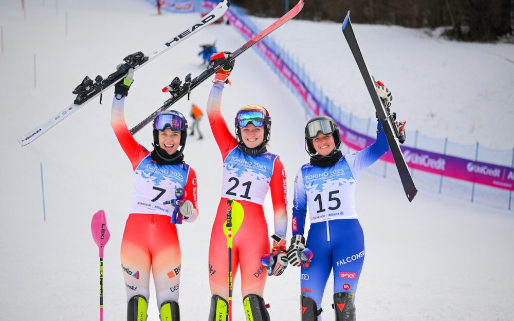 Amelie Klopfenstein (links) und Sue Piller (Mitte) sorgen bei den World University Games für zwei weitere Ski-Medaille für das Swiss Team. – Foto: Swiss University Sports