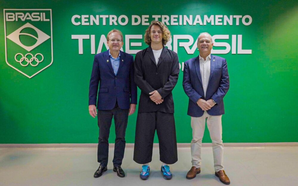  Anders Petterson (Präsident des brasilianischen Schneesportverbandes), Lucas Pinheiro Braathen und Paulo Vanderley (Präsident des brasilianischen Olympischen Komitees). – Foto: Maria Clara Aldrovande/COB