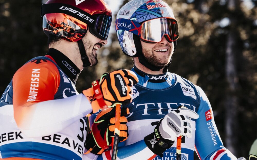 Alexis Pinturault (rechts) im Gespräch mit Loic Meillard. – Foto: GEPA pictures