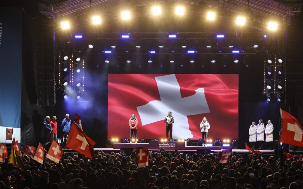 Die stimmigen Siegerinnen- und Siegerehrungen waren oft in Schweizer Hand. – Foto: GEPA pictures