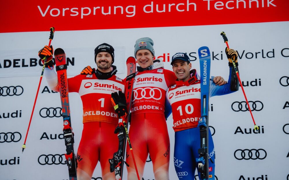 Marco Odermatt (Mitte) gewinnt zum vierten Mal in Serie den Riesenslalom-Klassiker am Chuenisbärgli, Loic Meillard (links) und Luca de Aliprandini feiern mit. – Foto: GEPA pictures