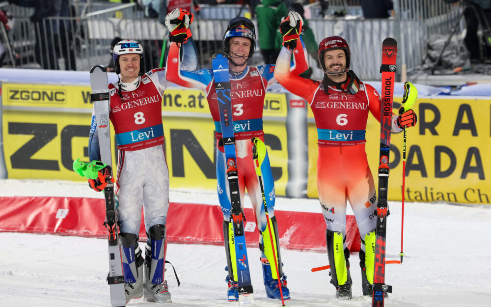 Clement Noel (Mitte) gewinnt den ersten Weltcup-Slalom des Winters von Henrik Kristoffersen (links) und Loir Meillard. – Foto: GEPA pictures