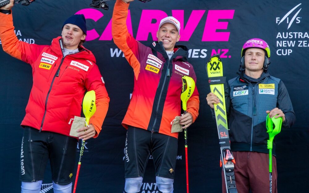 Joel Lütolf, Reto Mächler und Sam Maes (v.l.) auf dem Podest nach dem Slalom von Coronet Peak. – Foto: zvg