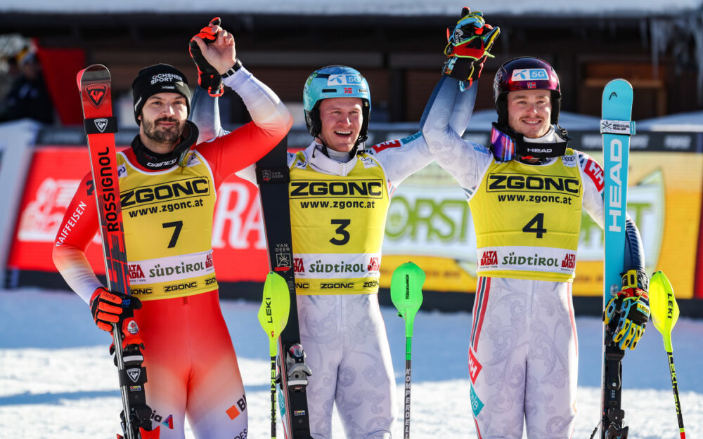 Loic Meillard, Timon Haugan und Atle Lie McGrath (v.l.) bilden das Top-Trio des Slaloms von Alta Badia. – Foto: GEPA pictures